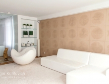 Белый интерьер гостиной комнаты в квартире в стиле минимализм